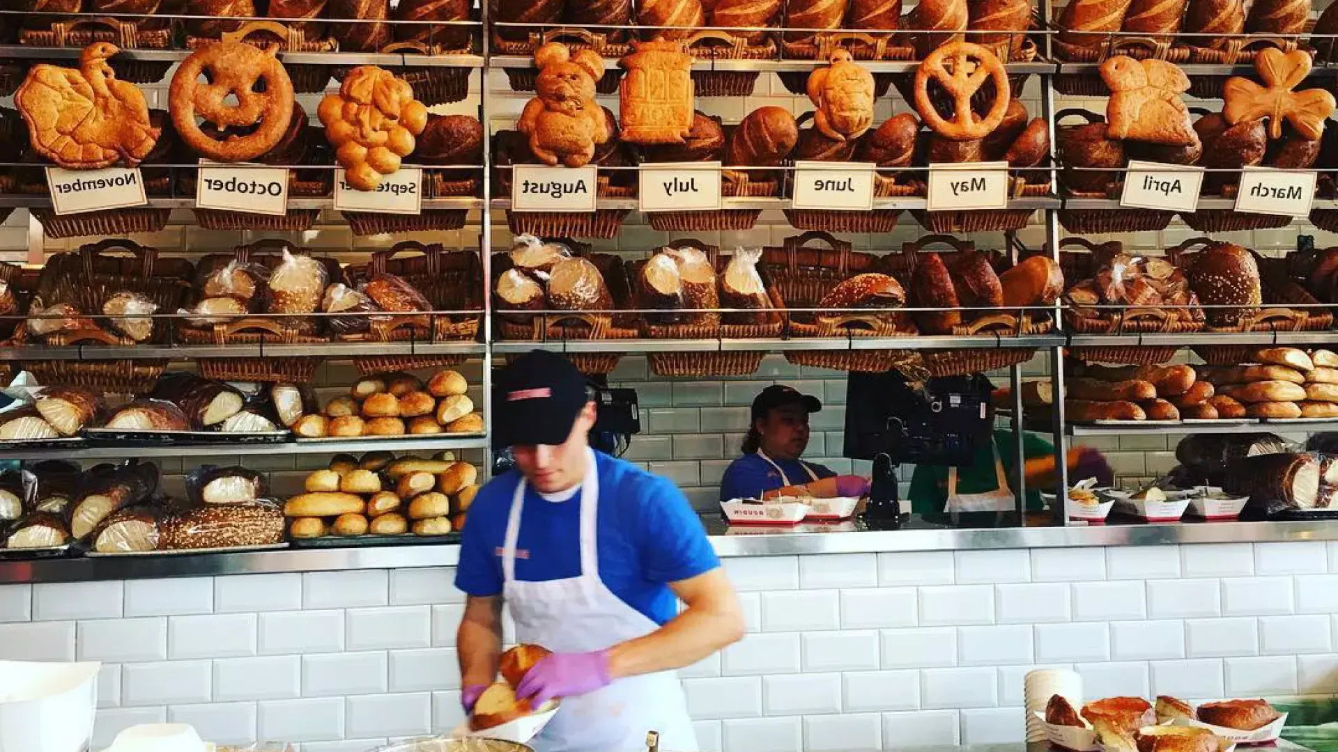 面包师在贝博体彩app的Boudin面包店制作酸面包.