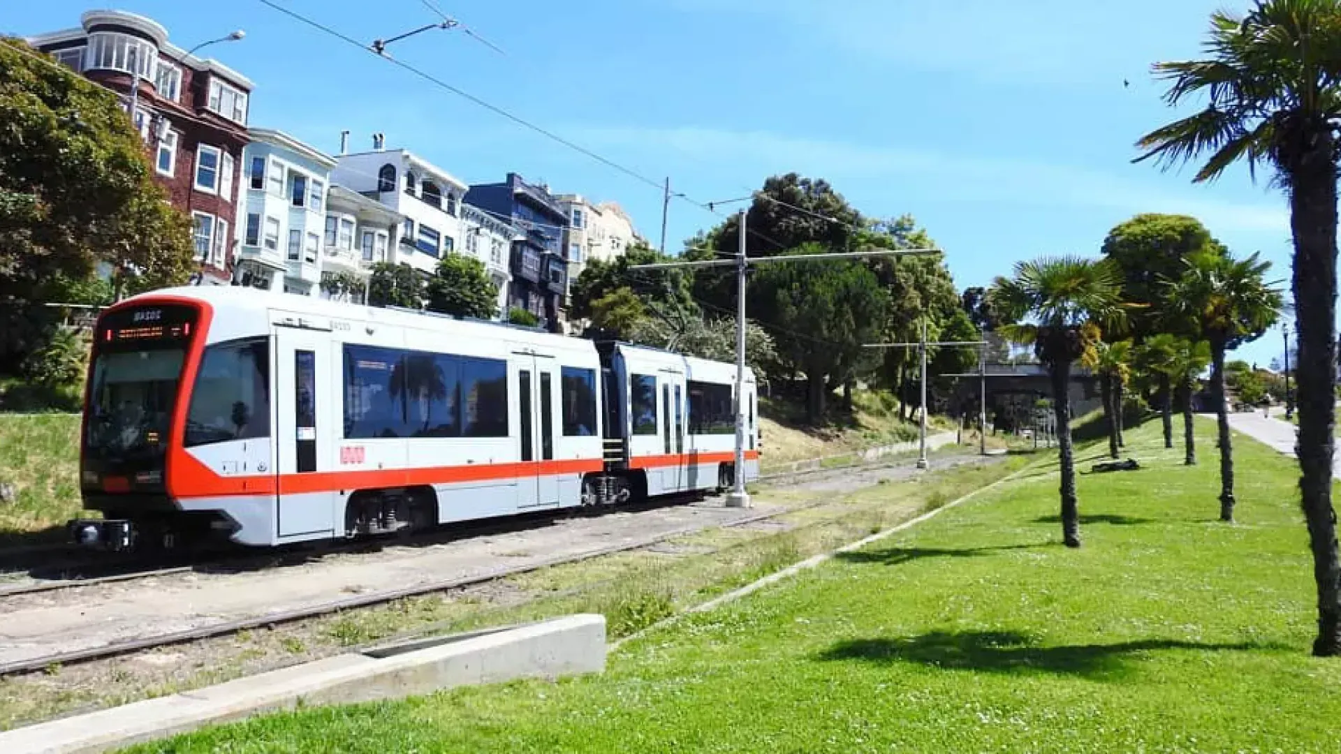 Ein MUNI-Personenzug fährt auf einer Strecke in San Francisco.