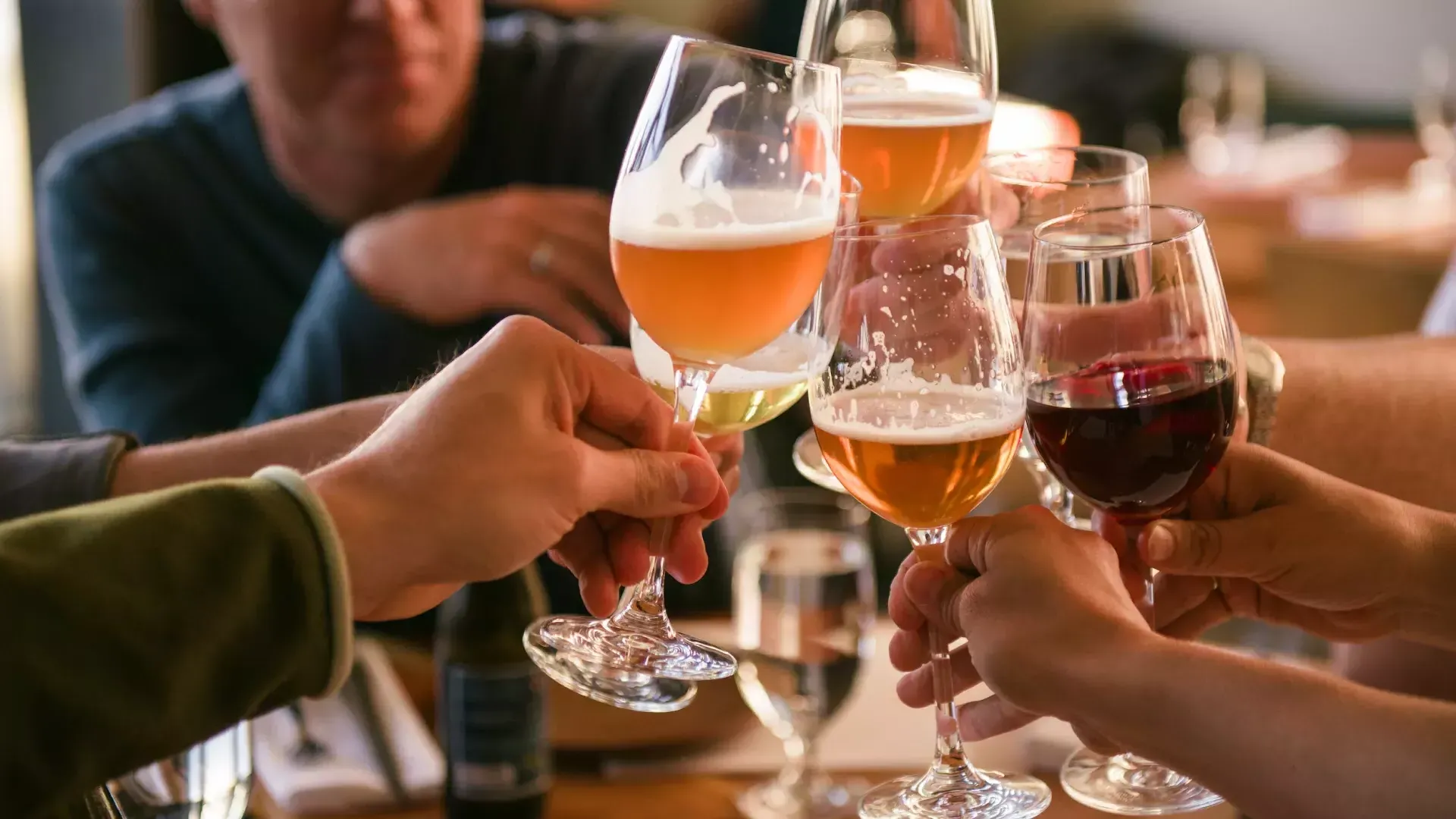 Un groupe de voyageurs partagent un verre dans un bar de San Francisco.
