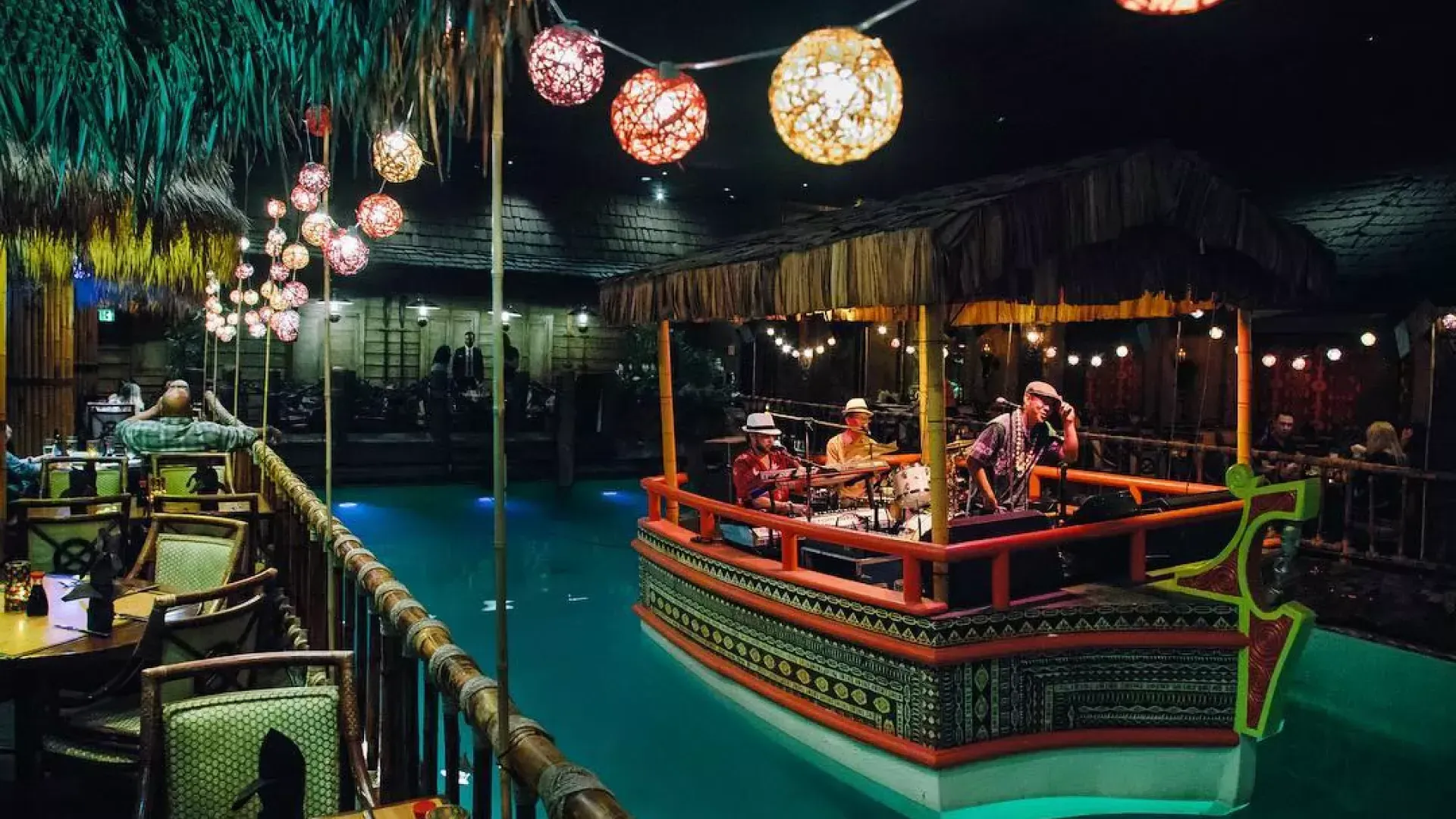 하우스 밴드는 샌프란시스코의 Fairmont Hotel에 있는 세계적으로 유명한 Tonga Room의 석호에서 연주합니다.