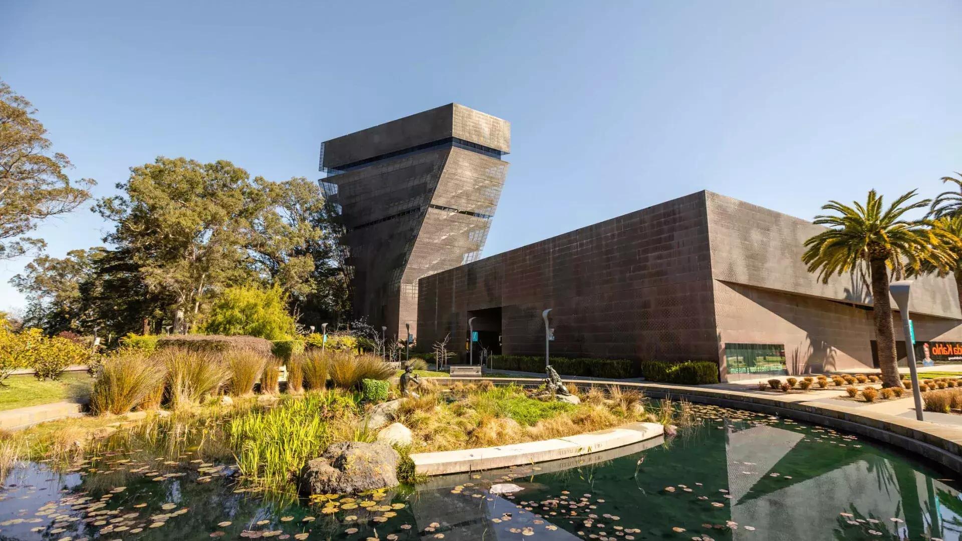 현대적인 각진 드 영 博物馆의 외관. 贝博体彩app, 캘리포니아.
