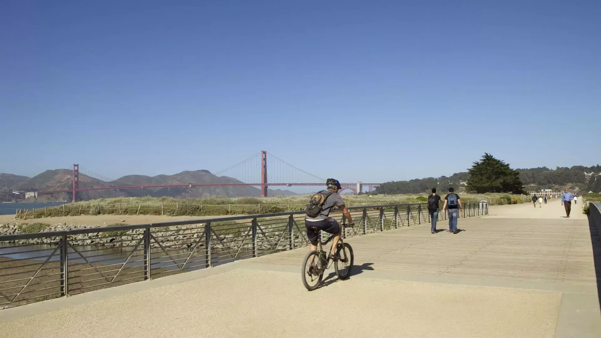 一个人骑着自行车沿着一条小路在克里西菲尔德. San Francisco, California.