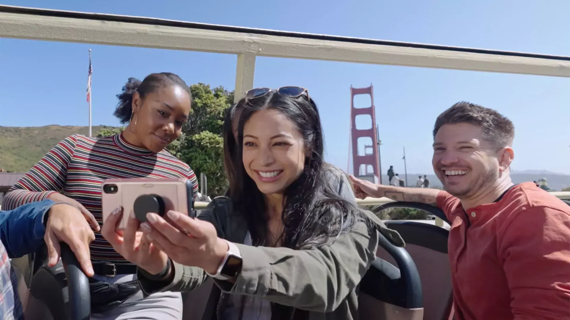 Um grupo de visitantes tira uma selfie em um passeio de ônibus perto da Ponte Golden Gate. São Francisco, Califórnia.