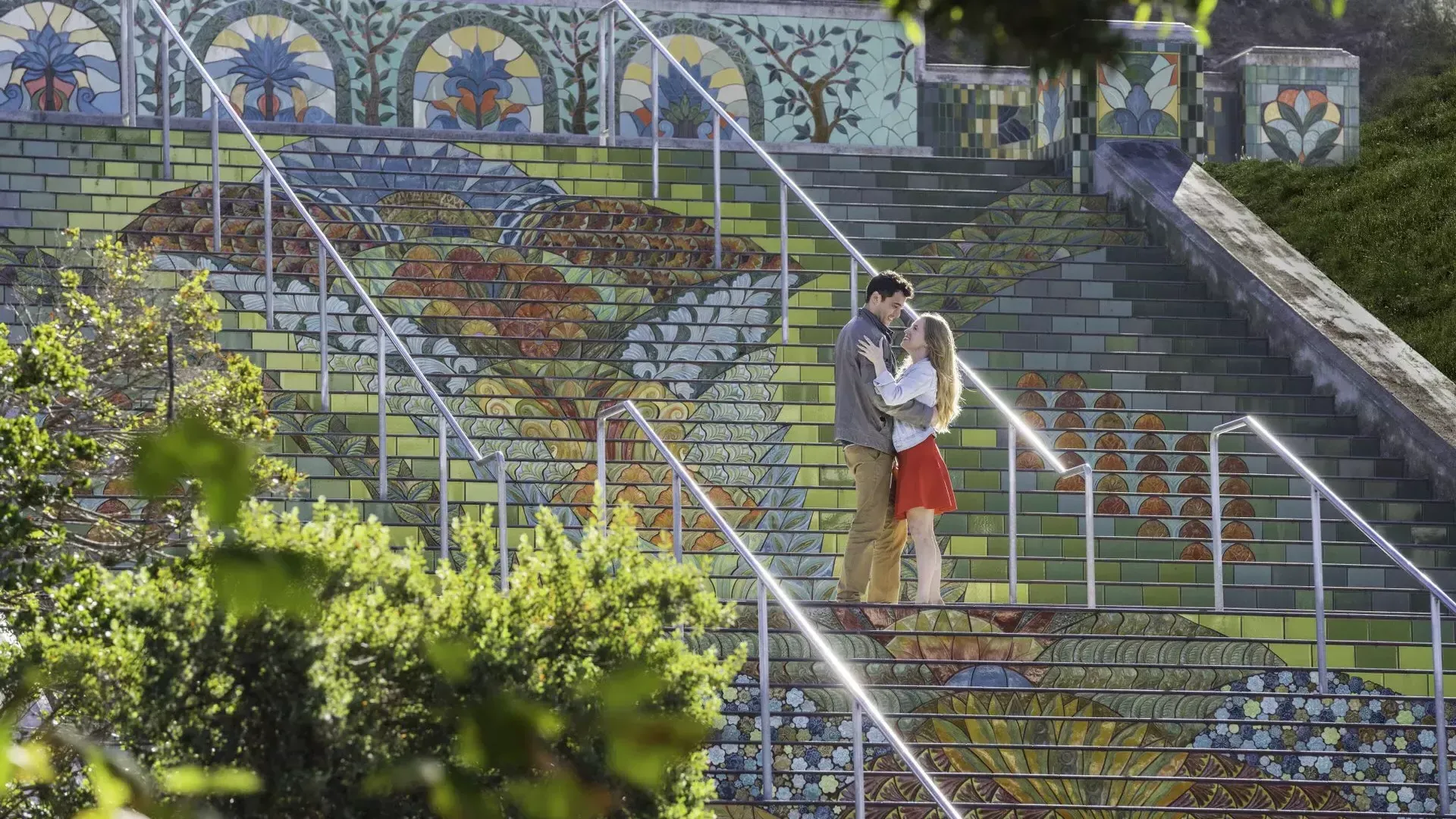 从一对夫妇站在林肯公园五颜六色的瓷砖台阶上的角度拍摄的照片.
