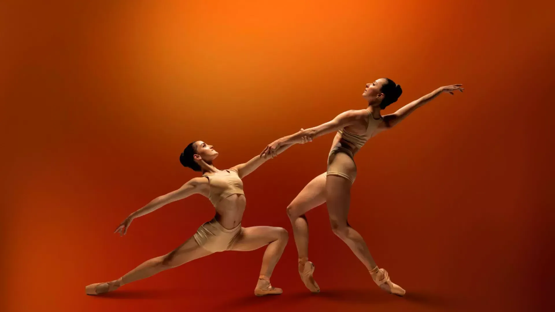 科幻芭蕾舞者手牵手在红色背景 