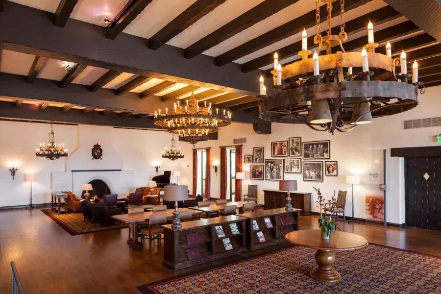 Interno dello storico Circolo Ufficiali del Presidio, con soffitti con travi in legno e grandi lampadari.