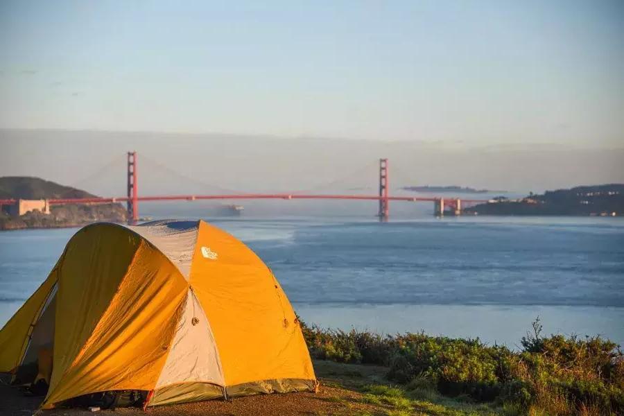 俯瞰金门大桥的露营帐篷。