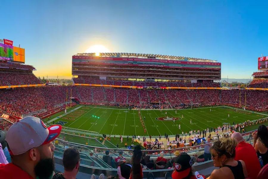 샌프란시스코 49ers의 홈구장인 캘리포니아주 산타클라라 리바이스 스타디움의 축구장 전경.