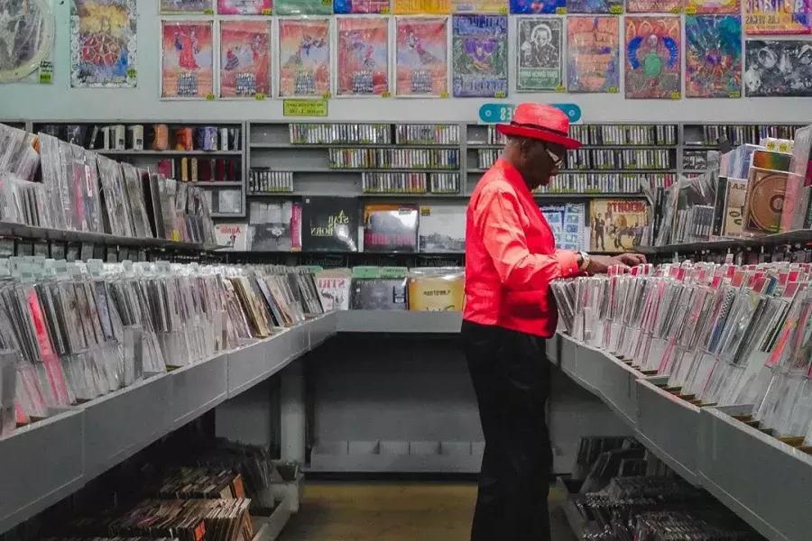 一个穿着红色夹克的男人在贝博体彩app的阿米巴唱片公司买唱片。