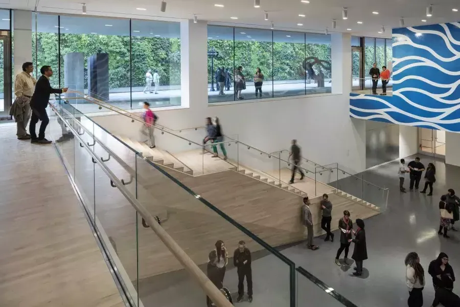 在贝博体彩app现代艺术博物馆(SFMOMA)宽敞的中廊上上下楼梯的人们。