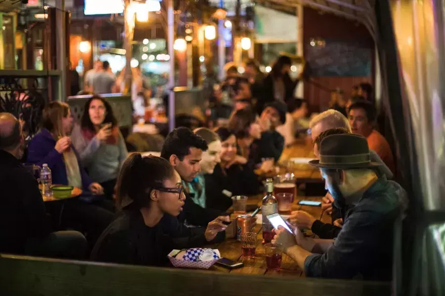 人们在SoMa拥挤的用餐区吃饭. San Francisco, Kalifornien.