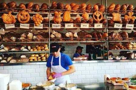 베이커들은 샌프란시스코의 Boudin Bakery에서 사워도우 빵을 만듭니다.