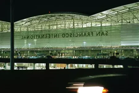 贝博体彩app国际机场(SFO)的夜景.