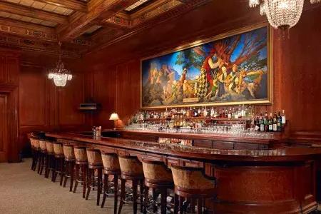 The bar at the Palace Hotel, 它的特点是木板墙和一幅名为《哈默林的魔笛手》的画。.