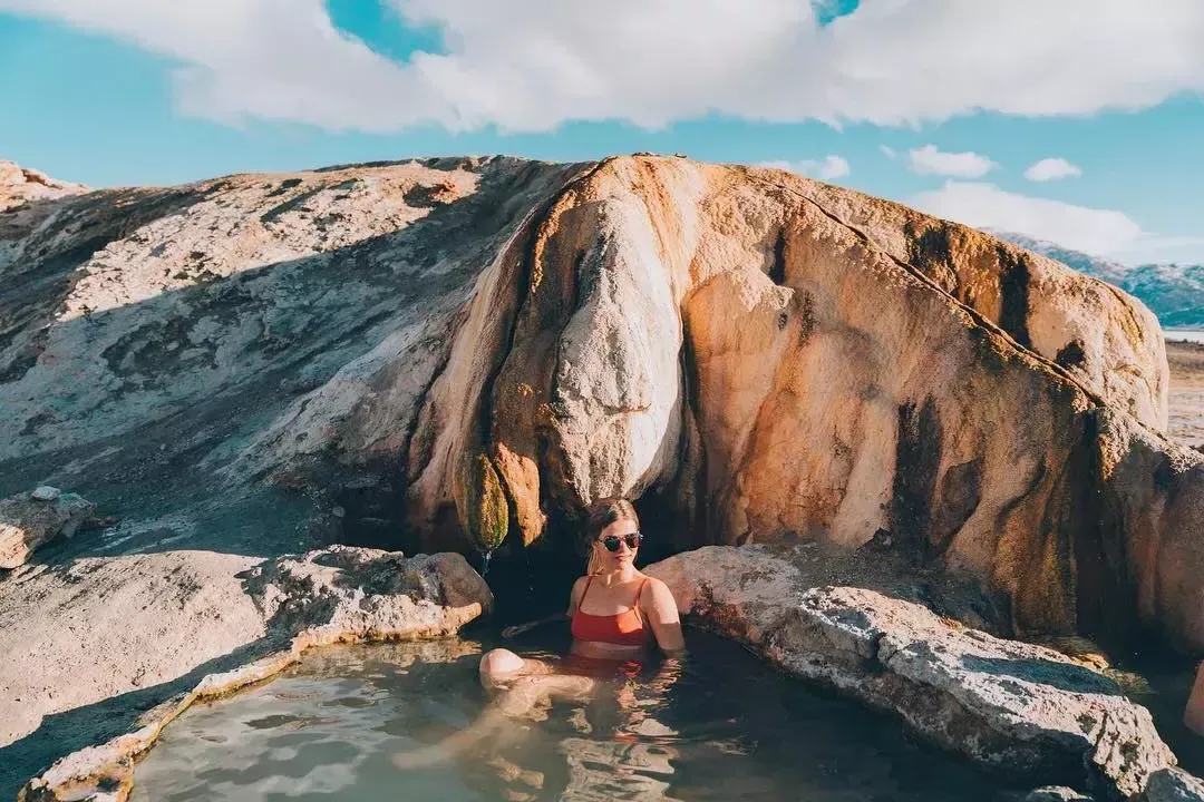 一个女人放松在一个自然的温泉超越贝博体彩app.