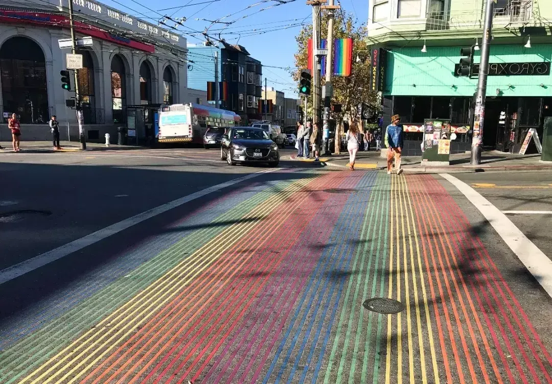 卡斯特罗 ' s distinctive rainbow crosswalks.