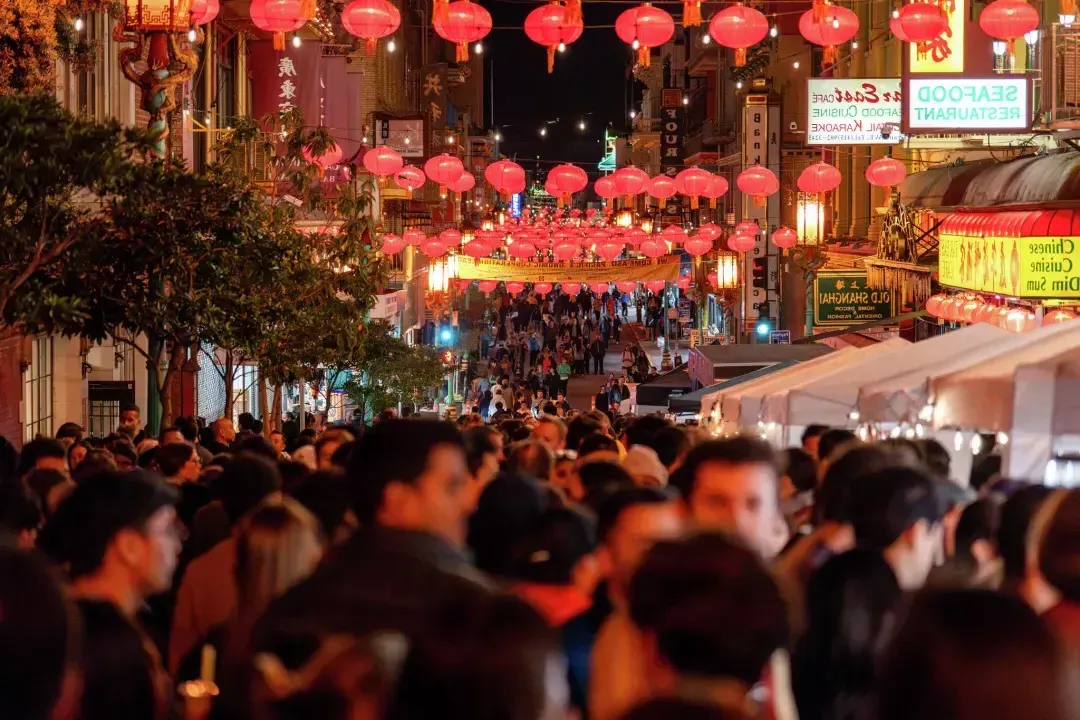 贝博体彩app唐人街的人们享受着夜市。