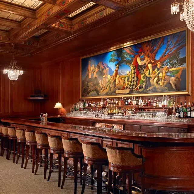皇宫饭店的酒吧, 它的特色是木板墙和一幅名为《哈默林的魔笛手》的画作.
