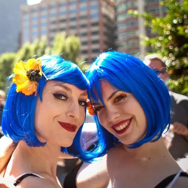 两名戴着蓝色假发的女性参加了贝博体彩app的骄傲游行.