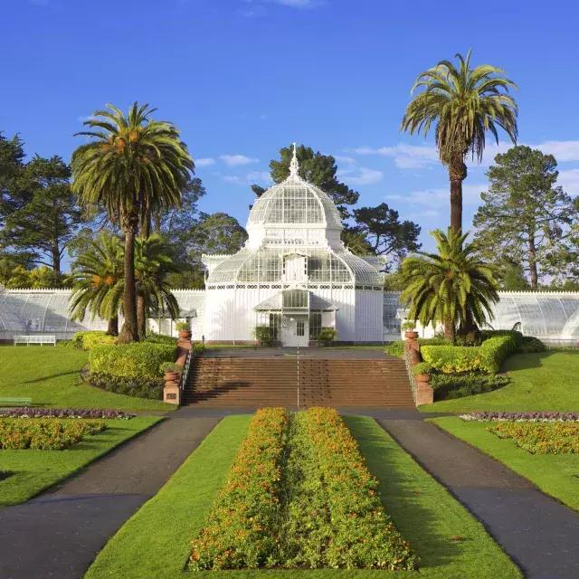 Vista externa do Conservatório de Flores de São Francisco.