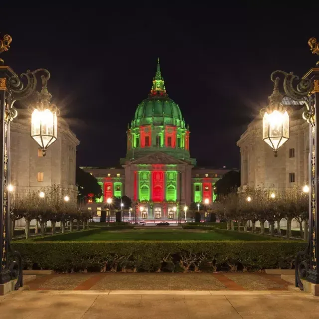 贝博体彩app市政厅为假期点亮了灯光.