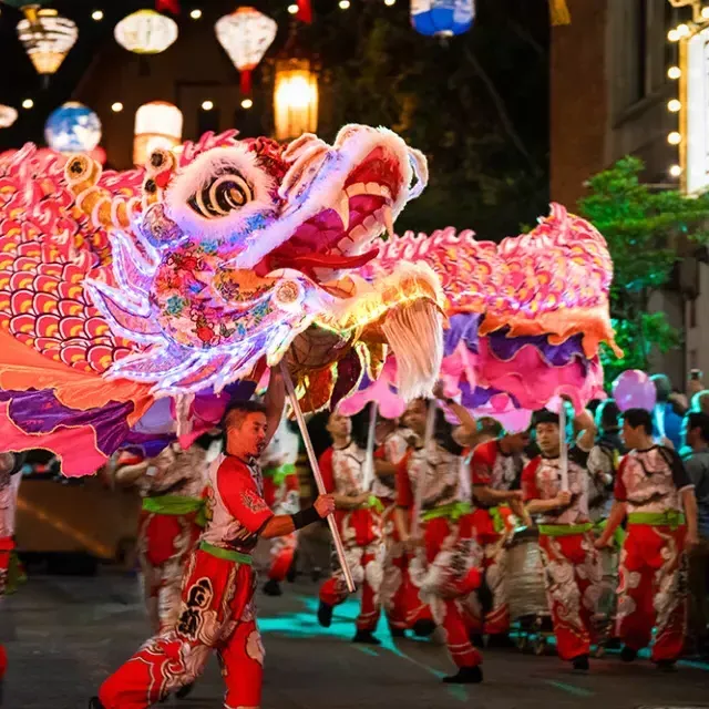 I ballerini manipolano un gigantesco drago illuminato durante la parata del Capodanno lunare di San Francisco.